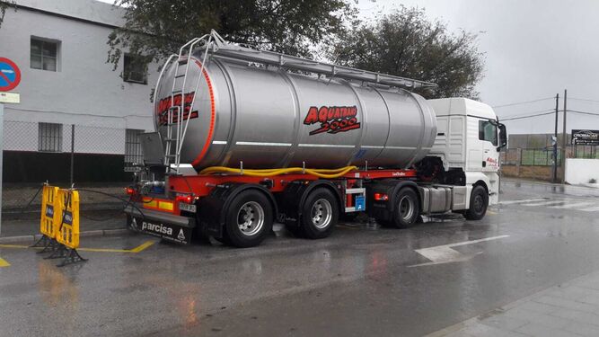 Uno de los camiones cisterna que se están utilizando para repartir agua potable en Marchena.