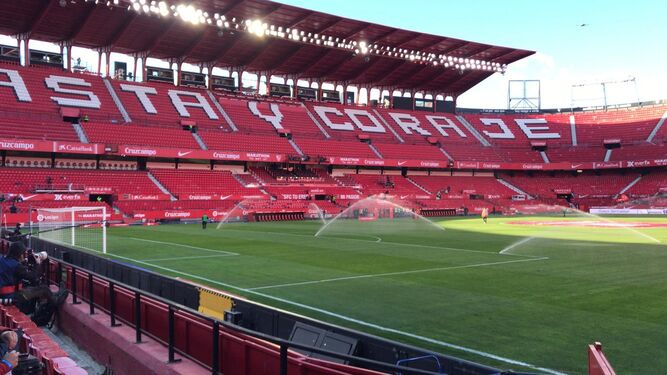 Panorámica del vacío y silente estadio Ramón Sánchez-Pizjuán, la imagen del fútbol del Covid.