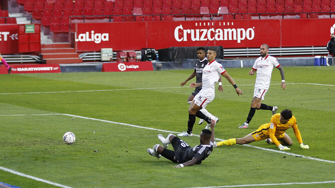 La jugada del gol, en la que Bono no bloca el balón que desvió Vinicius.