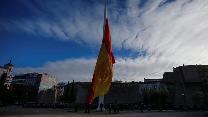 Izado solemne de la bandera de España con motivo del Día de la Constitución este domingo en la madrileña Plaza de Colón.