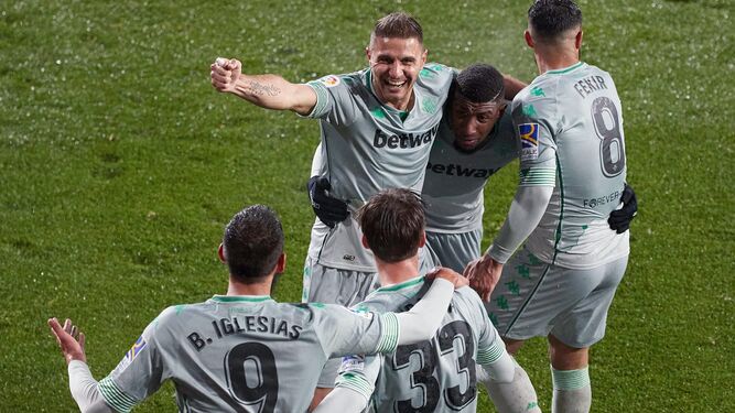 Varios jugadores verdiblancos celebran el segundo y definitivo gol en Pamplona.