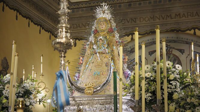 La Virgen del Rocío vestida celeste por la festividad de la Inmaculada Concepción.