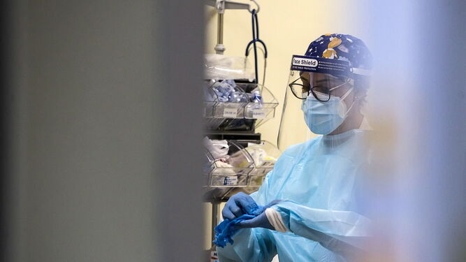 Un profesional sanitario en la zona Covid de un hospital.