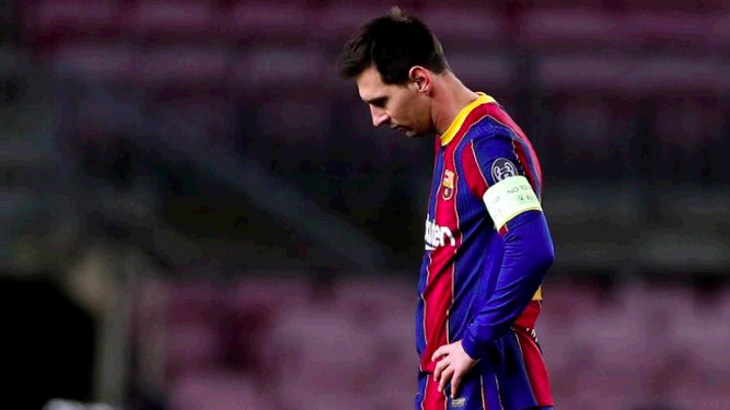 Leo Messi, con rostro serio durante un momento del partido.