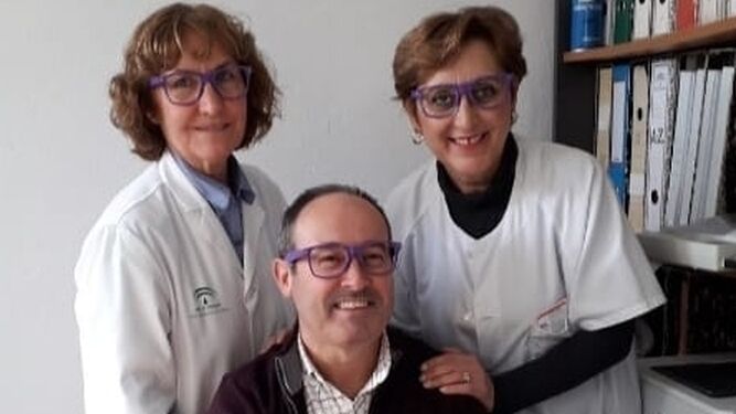 María del Carmen Carrasco Mialdea, a la derecha, junto a otros profesionales del centro de salud de Lebrija.