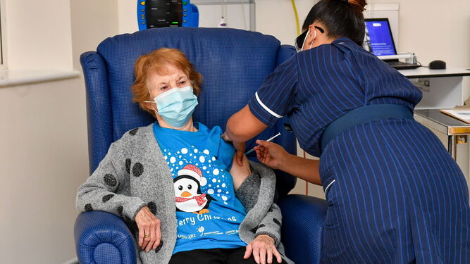 Maggie, primera mujer vacunada en Reino Unido con la vacuna de Pfizer