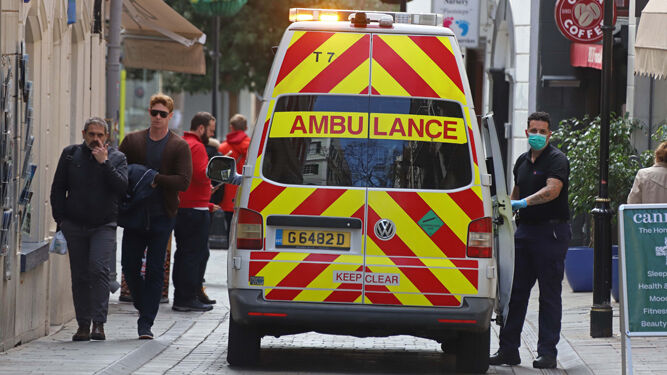 Una ambulancia en una calle del Peñón.
