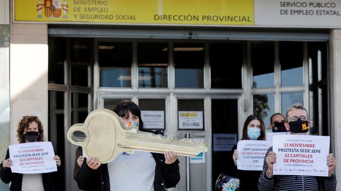 Una protesta por las condiciones de los ERTE frente a una delegación de Empleo.