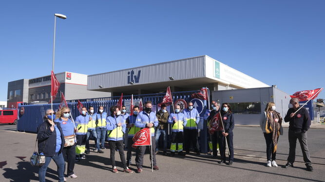 Trabajadores de las ITV de Almería en huelga y movilizados en Zamarula el mes pasado por la situación de los centros.