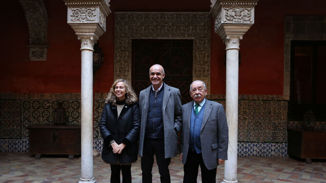 Isabel Ojeda, Antonio Muñoz y Antonio Zoido en un acto de la Bienal en la Casa Salinas.