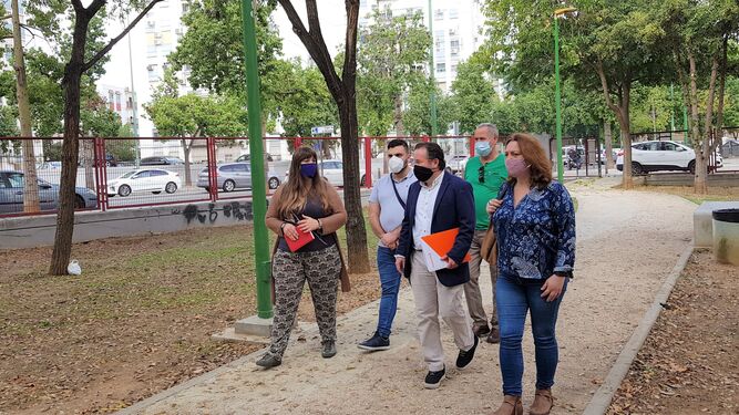 Lopez Aparicio (Cs) en una visita al barrio de La Corza, donde abundan las tuberías de amianto.