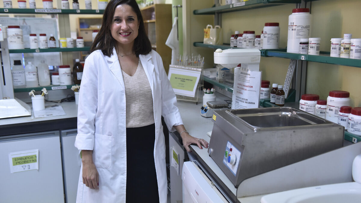Rosario Cáceres en el laboratorio del Colegio de Farmacéuticos de Sevilla.