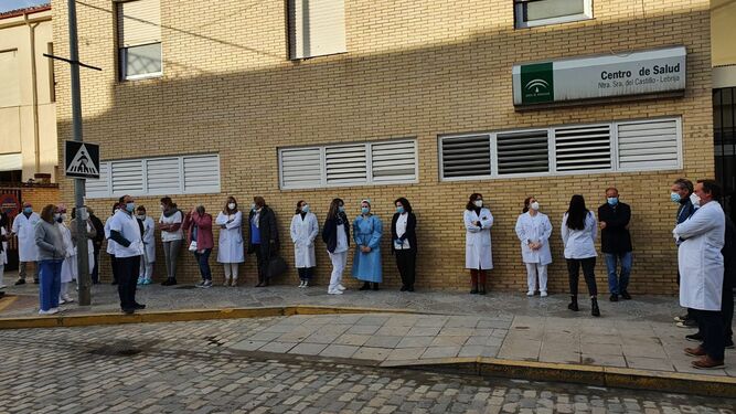 El acto homenaje a las puertas del centro de salud Nuestra Señora del Castillo en Lebrija.