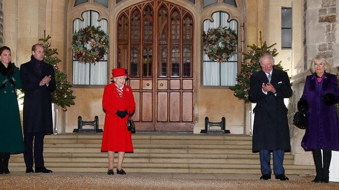 La reina Isabel sonríe en el primer acto oficial con su familia después de nueve meses.