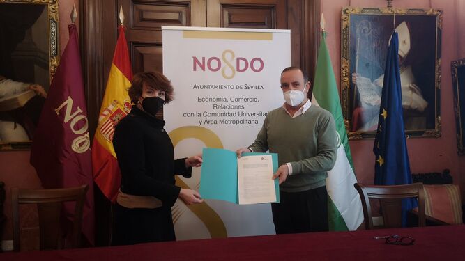 El delegado de Comercio, Francisco Páez, y la presidenta de la Federación Artesanal de Sevilla, Ángeles Terán, durante la firma del convenio para la celebración de este evento.