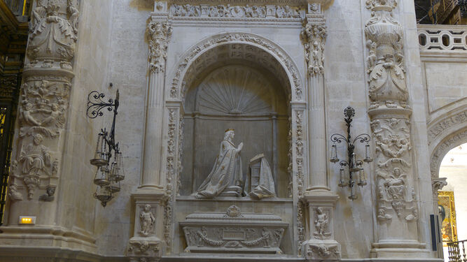 El sepulcro de Alfonso X en la Capilla Real de la Catedral de Sevilla.