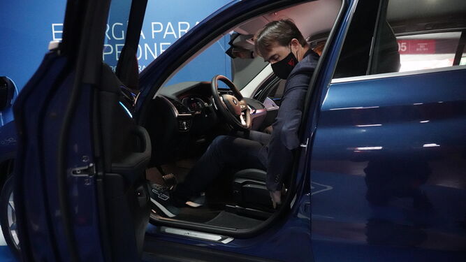 Lopetegui prueba el nuevo modelo de BMW durante la presentación de la renovación del patrocinador de vehículos.