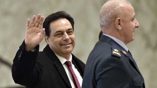 El primer ministro libanés, Hasan Diab, saluda a su llegada a un consejo de ministros el pasado enero.
