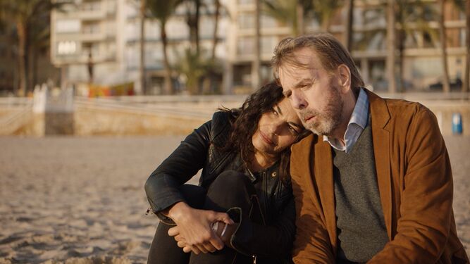 Sarita Choudhury y Timothy Spall, amor maduro en las playas de Benidorm.