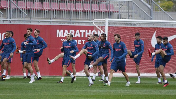 Los futbolistas del Sevilla se ejercitan en la ciudad deportiva este viernes, antes de viajar.