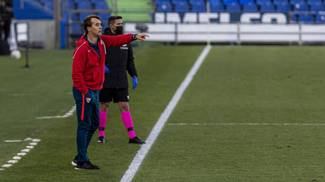 Lopetegui realiza una indicación en el Getafe-Sevilla junto al cuarto árbitro.