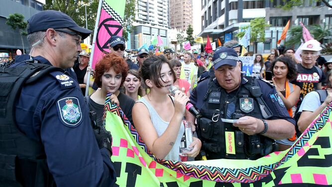 Activistas del movimiento "Extinction Rebellion, en una protesta para exigir medidas al gobierno australiano ante la crisis climática.