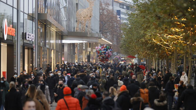 Numerosas personas pasean por una zona comercial de Frankfurt (Alemania).
