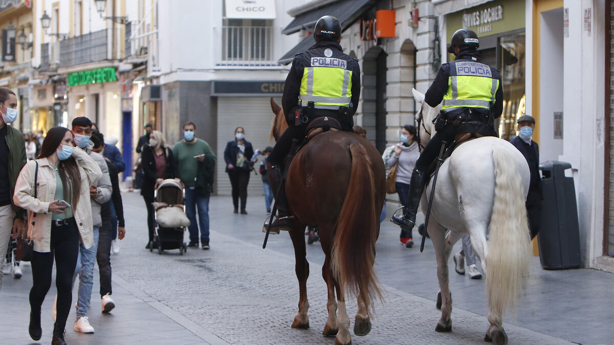 La Policía Nacional a caballo por las calles del centro de Sevilla.
