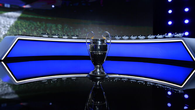 El trofeo de la Champions League, la popular 'orejona', en el anterior sorteo en Ginebra.