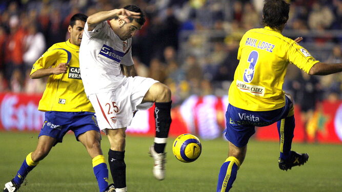 Maresca dispara ante Raúl López en el Cádiz-Sevilla de Copa de 2006, último precedente negativo.