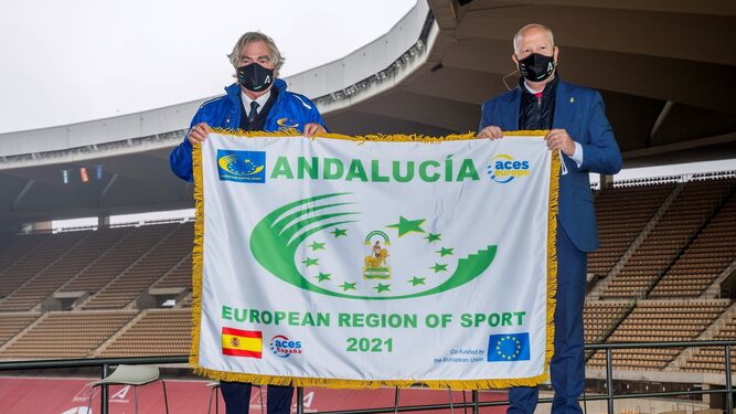 El presidente de ACES Europe, Gian Francesco Lupattelli, muestra junto a Javier Imbroda la bandera de la región del deporte.