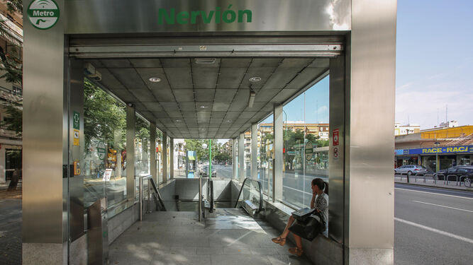 La estación Nervión del Metro de Sevilla y una vista de la calle Eduardo Dato.