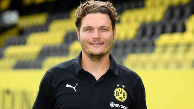 Edin Terzic, en una imagen de archivo como técnico asistente del Borussia Dortmund.
