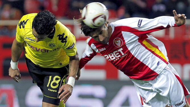 Lucas Barrios y Escudé, en el Sevilla-Borussia jugado hace justo una década, el 15 de diciembre de 2010.