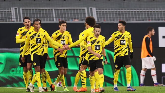 Los futbolistas del Dortmund celebran su único gol en la dura goleada recibida ante el Stuttgart.