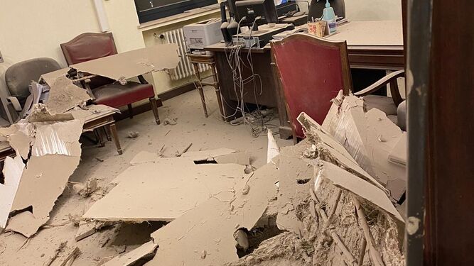 Se desploma parte del techo de escayola del despacho de una juez de Sevilla
