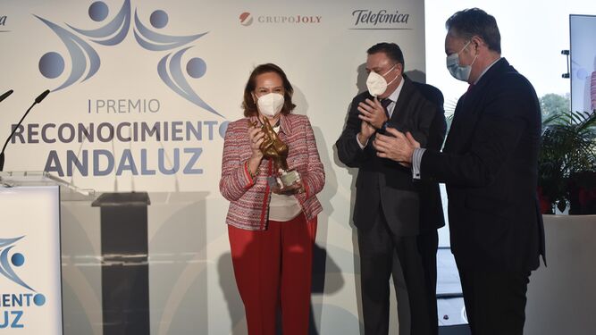 Concha Yoldi recibe el I Premio Reconocimiento Andaluz en presencia de Jerónimo Vílchez, director general del Territorio Sur de Telefónica; y José Joly, presidente del Grupo Joly.