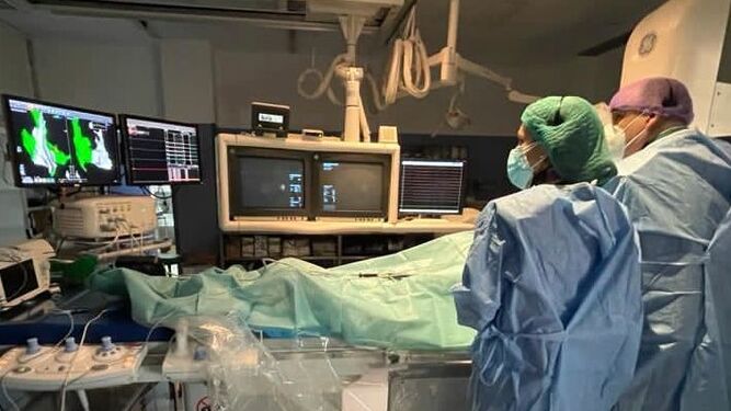 Los doctores Ricardo Pavón y Cristina Navarro, en el quirófano durante el implante de un marcapasos con el nuevo sistema de navegación en 3D.