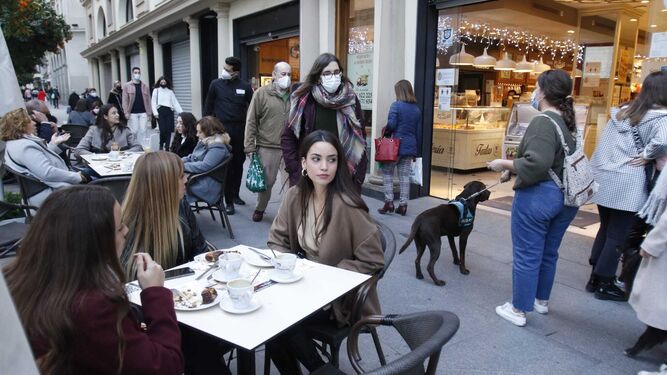 Tres jóvenes, en una cafetería del centro de Sevilla