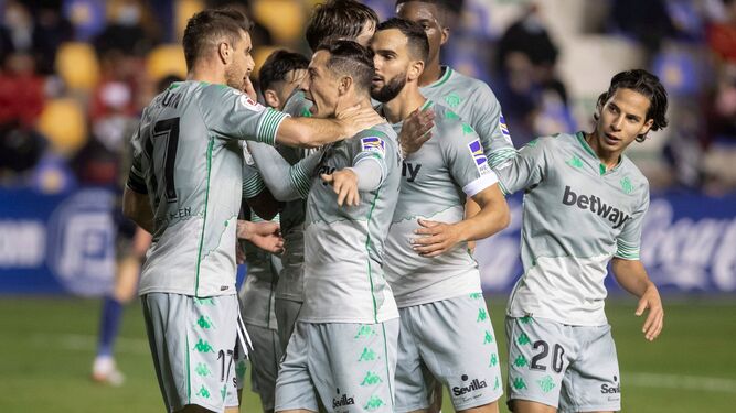 Joaquín es felicitado por sus compañeros por la acción en el gol a Montoya.
