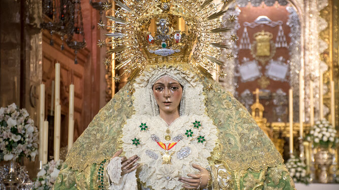 La Esperanza recibe la veneraci&oacute;n de Sevilla en la Macarena