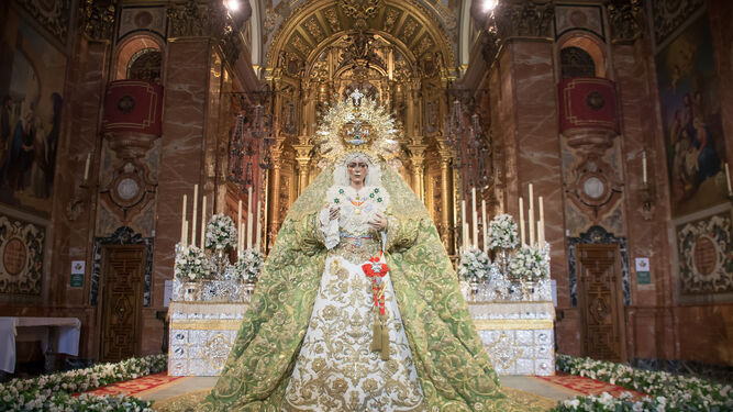La Esperanza recibe la veneraci&oacute;n de Sevilla en la Macarena