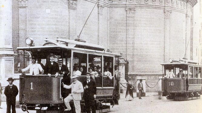 Otto Engelhardt, vestido de traje blanco y sombrero, en el estreno del primer tranvía eléctrico en 1899.