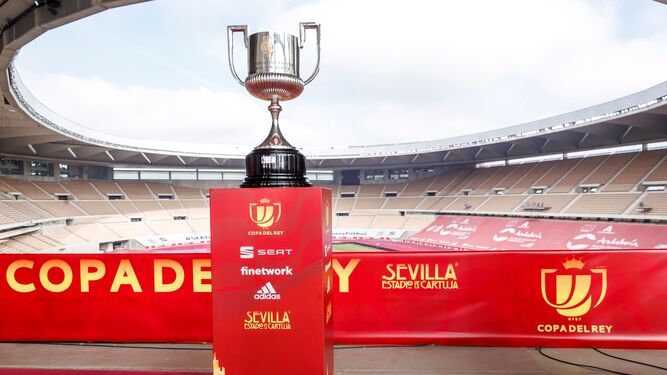 El trofeo de la Copa del Rey, expuesto en La Cartuja, sede de la final.