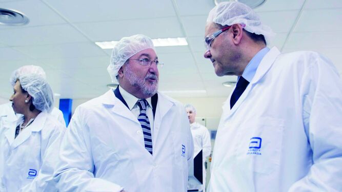 Bernat Soria (centro), con el ex presidente Manuel Chaves durante la visita a un laboratorio en 2010