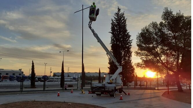 Trabajos de renovación en el alumbrado municipal de Alcalá de Guadaíra.