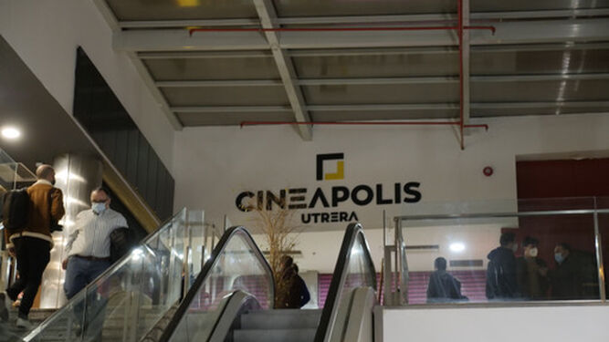 El acceso a los cines de Utrera, que funcionan de nuevo desde el pasado fin de semana tras su adquisición por parte del Ayuntamiento.