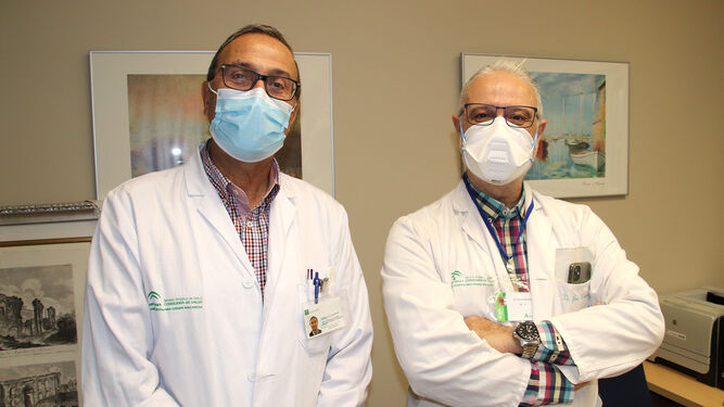 El jefe de servicio de Cirugía General, Fernando Oliva y Juan Carlos Gómez, coordinador de la Unidad de Cirugía Colorrectal del Macarena.