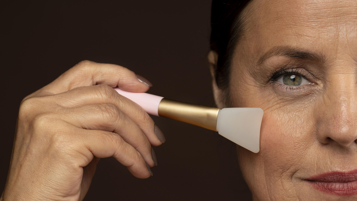Consejos de maquillaje para mujeres mayores de 60 con los que ir  espectacular en Fin de Año