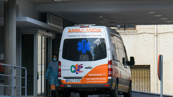 Una ambulancia trasladando a un paciente con coronavirus a un centro hospitalario de Granada